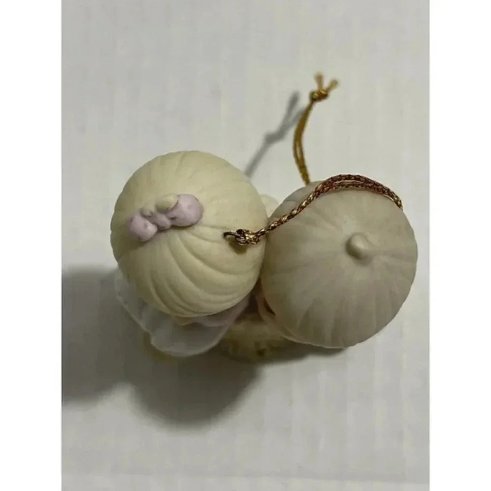 Precious Moments 1989‎ LOVE ONE ANOTHER Porcelain Bisque Ornament 522929 - Picture 6 of 8